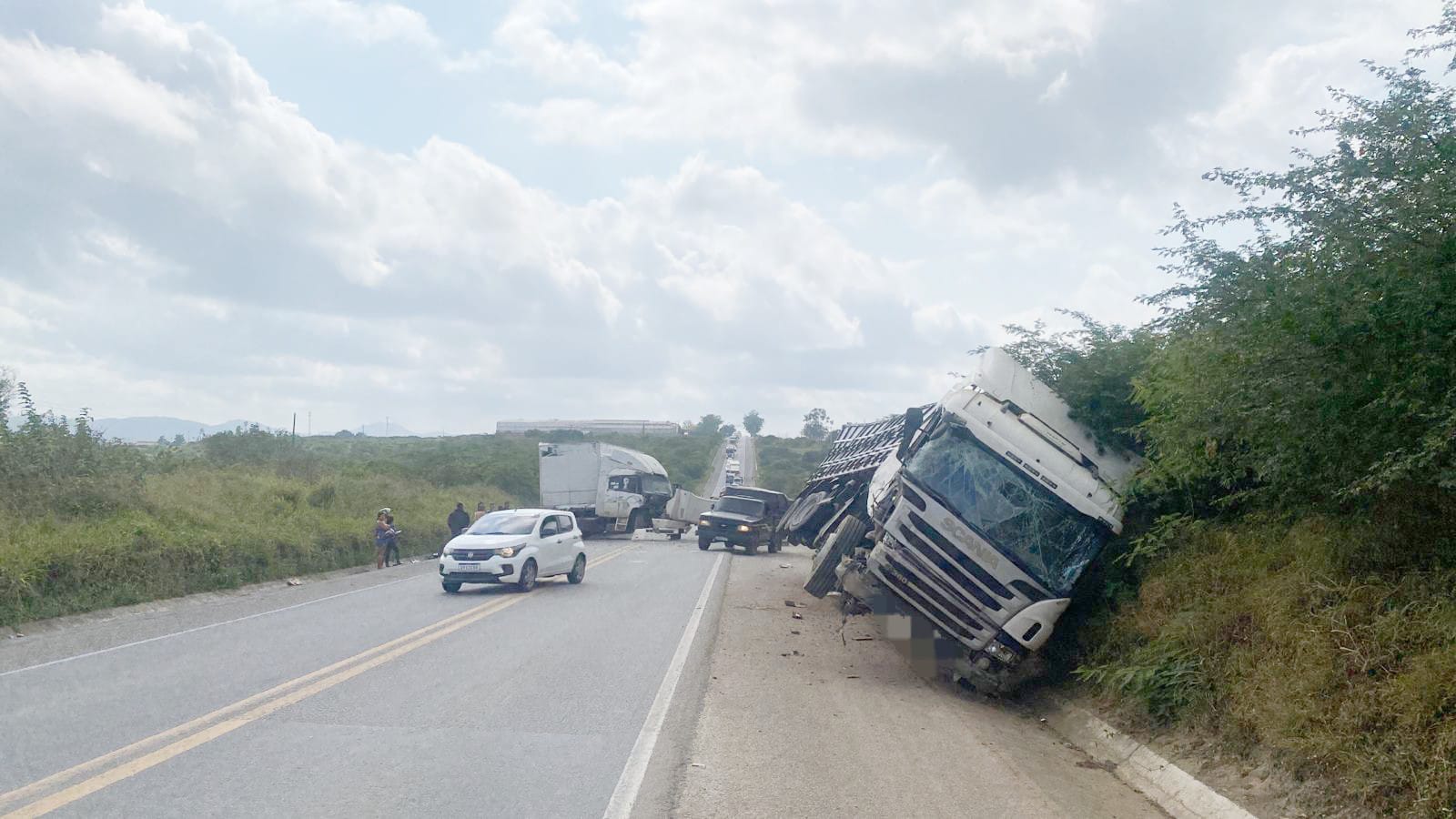 Colisão entre caminhões na BR-232, nesta 2ª, deixa um ferido