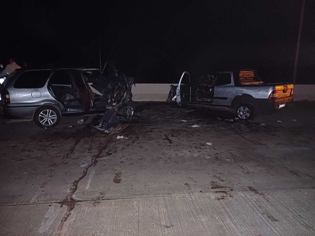 Três pessoas morrem em colisão entre dois carros 1 Três pessoas morrem em colisão entre dois carros - Foto: PRF/Divulgação