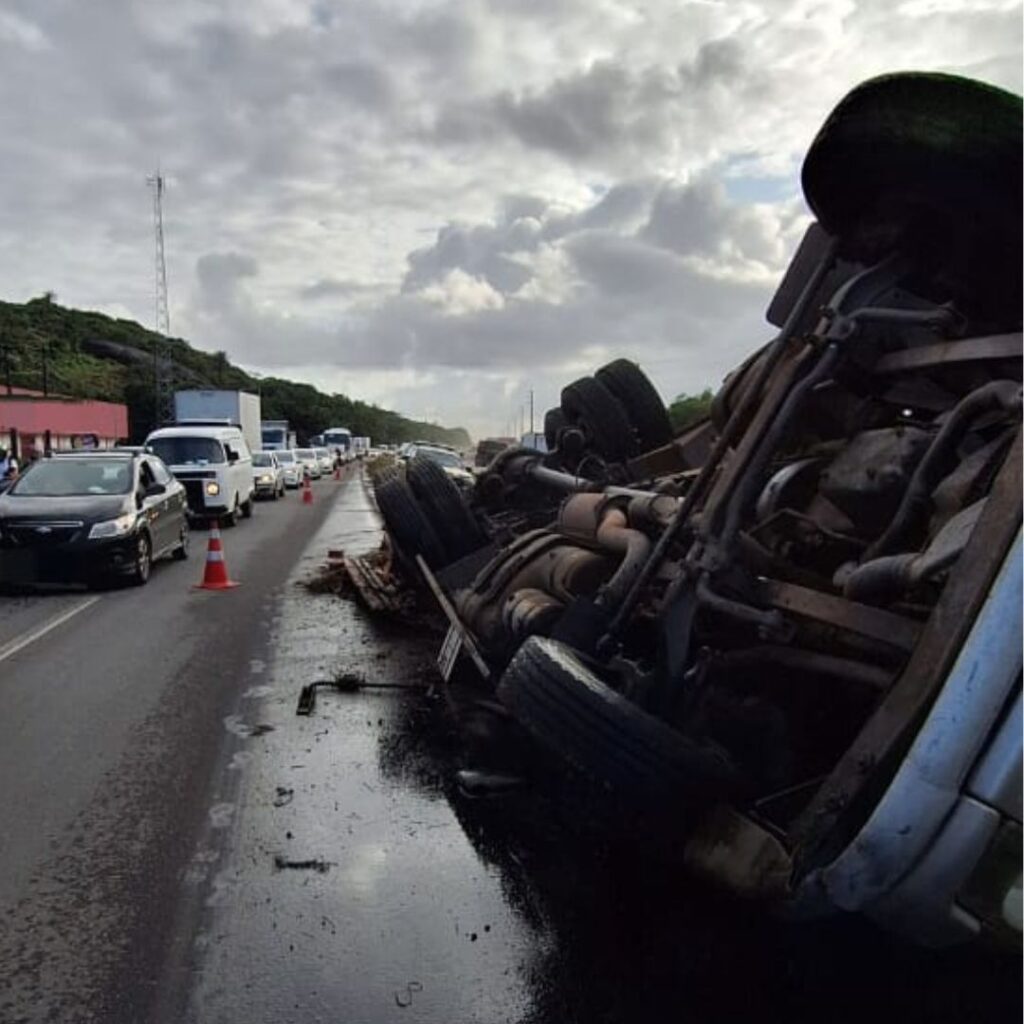 Caminhão Bitrem carregado com telhas capota na BR-232, em Serra Talhada