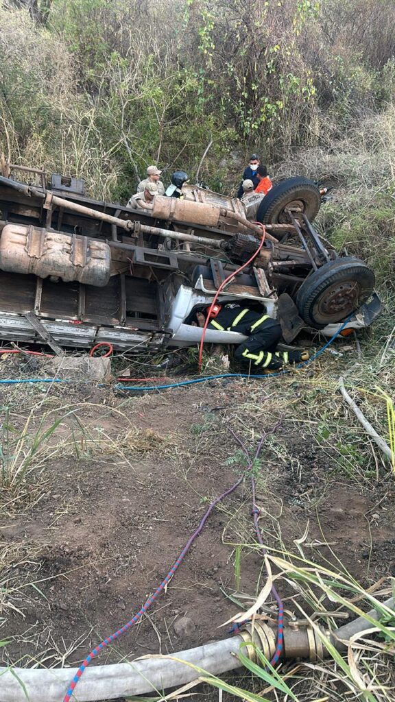 Homem fica preso às ferragens após capotamento próximo a ST