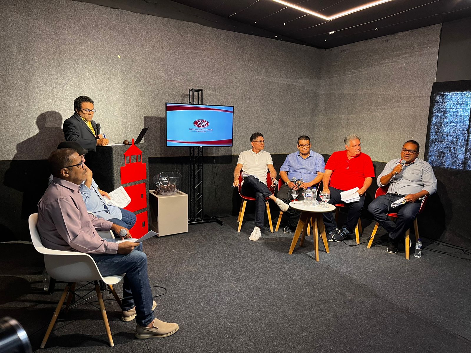 Candidatos a vice se respeitam, mas não faltaram 'alfinetadas' na sabatina