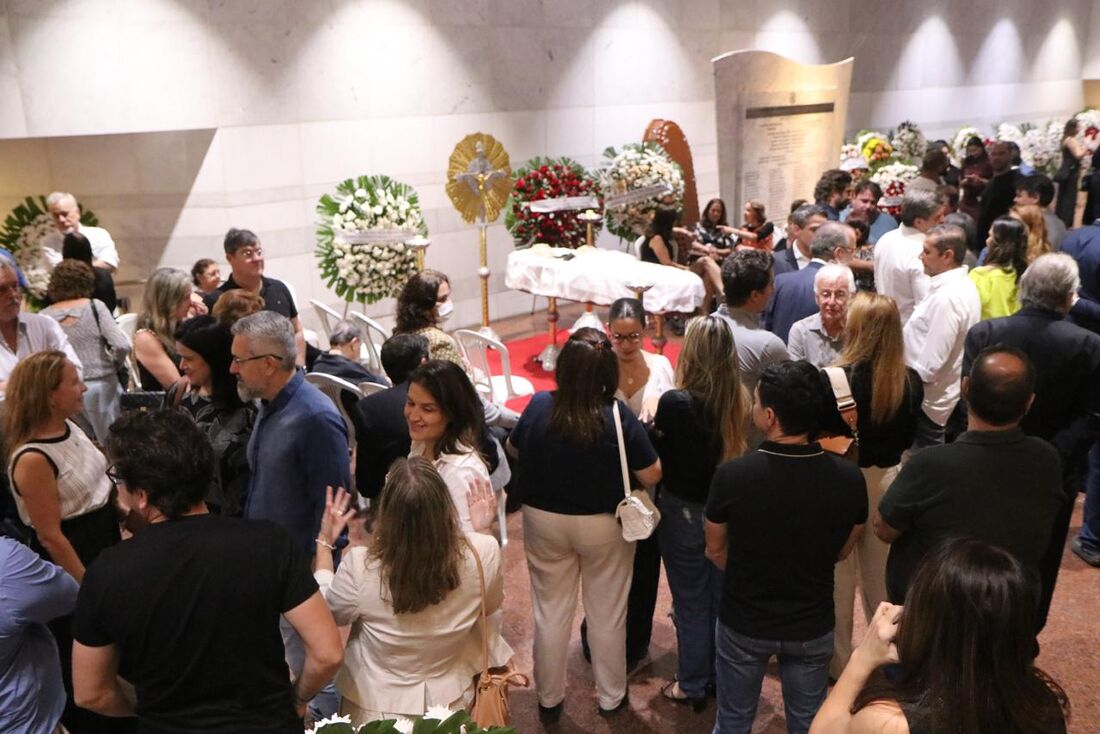 Familiares e amigos se despedem de Vital Novaes 1 Familiares e amigos se despedem de Vital Novaes - Paullo Allmeida/Folha de Pernambuco