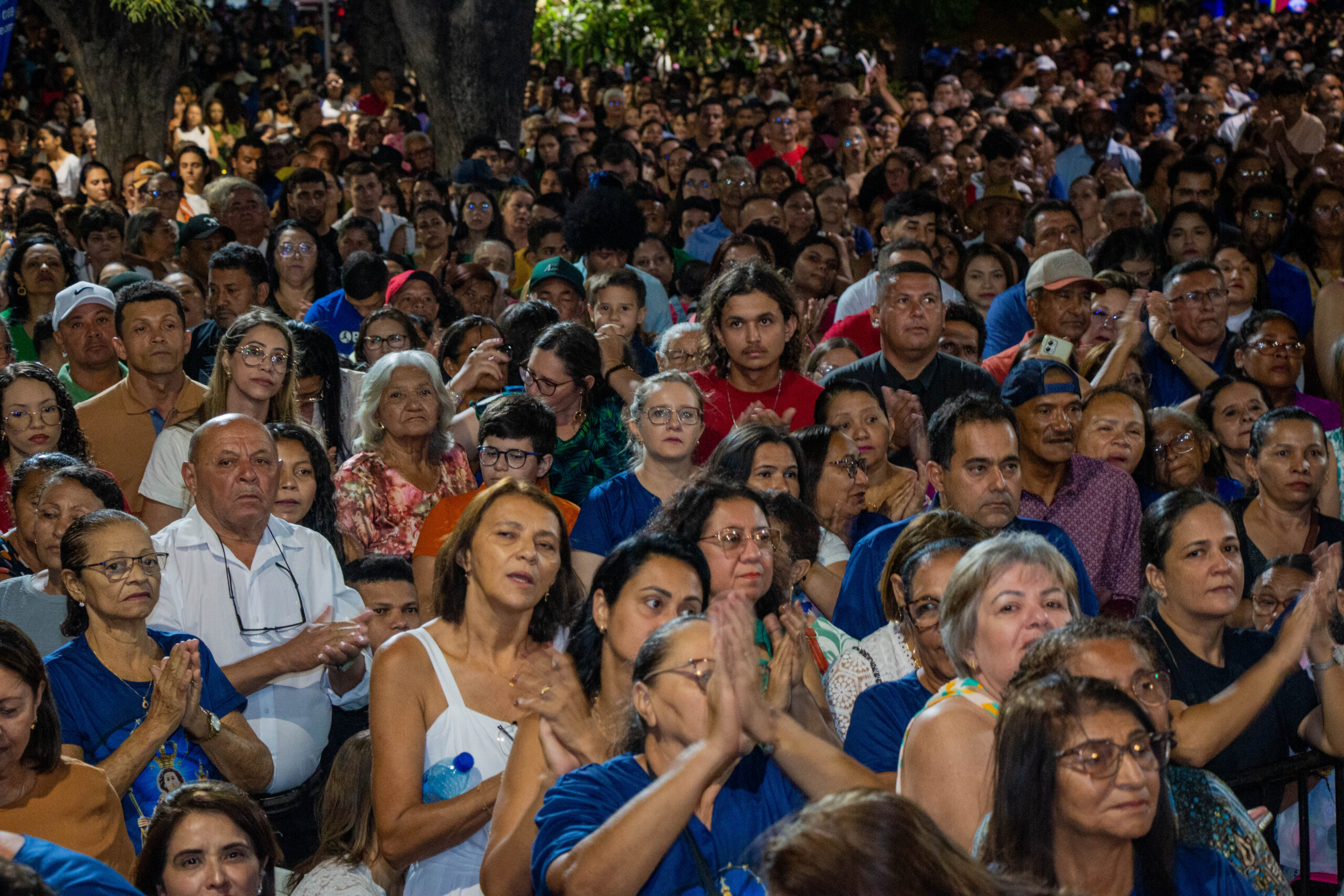 Multidão transforma trajeto num 'mar azul' em ST