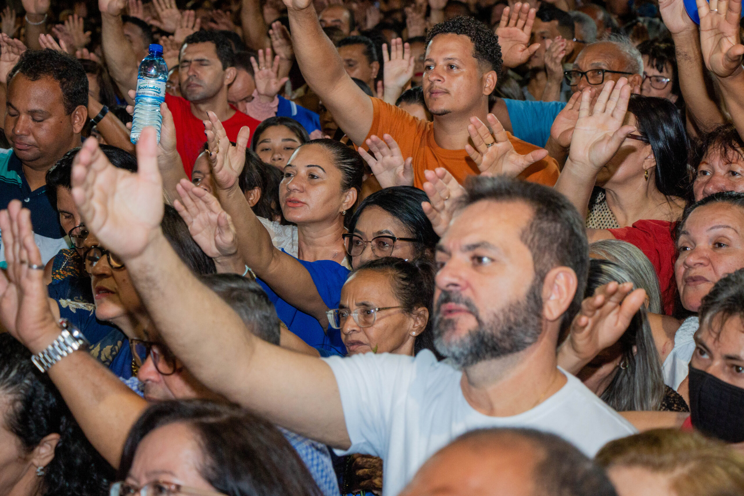 Multidão transforma trajeto num 'mar azul' em ST