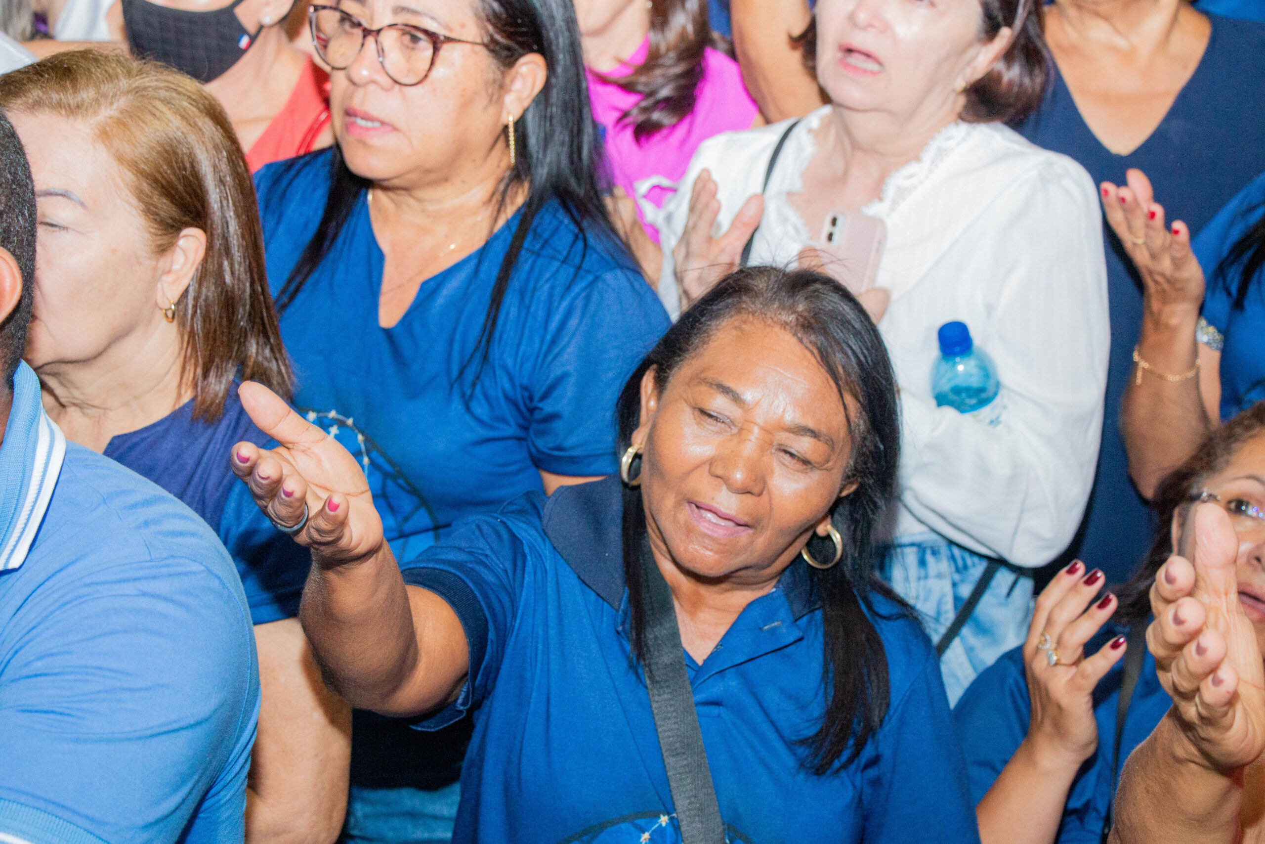 Multidão transforma trajeto num 'mar azul' em ST