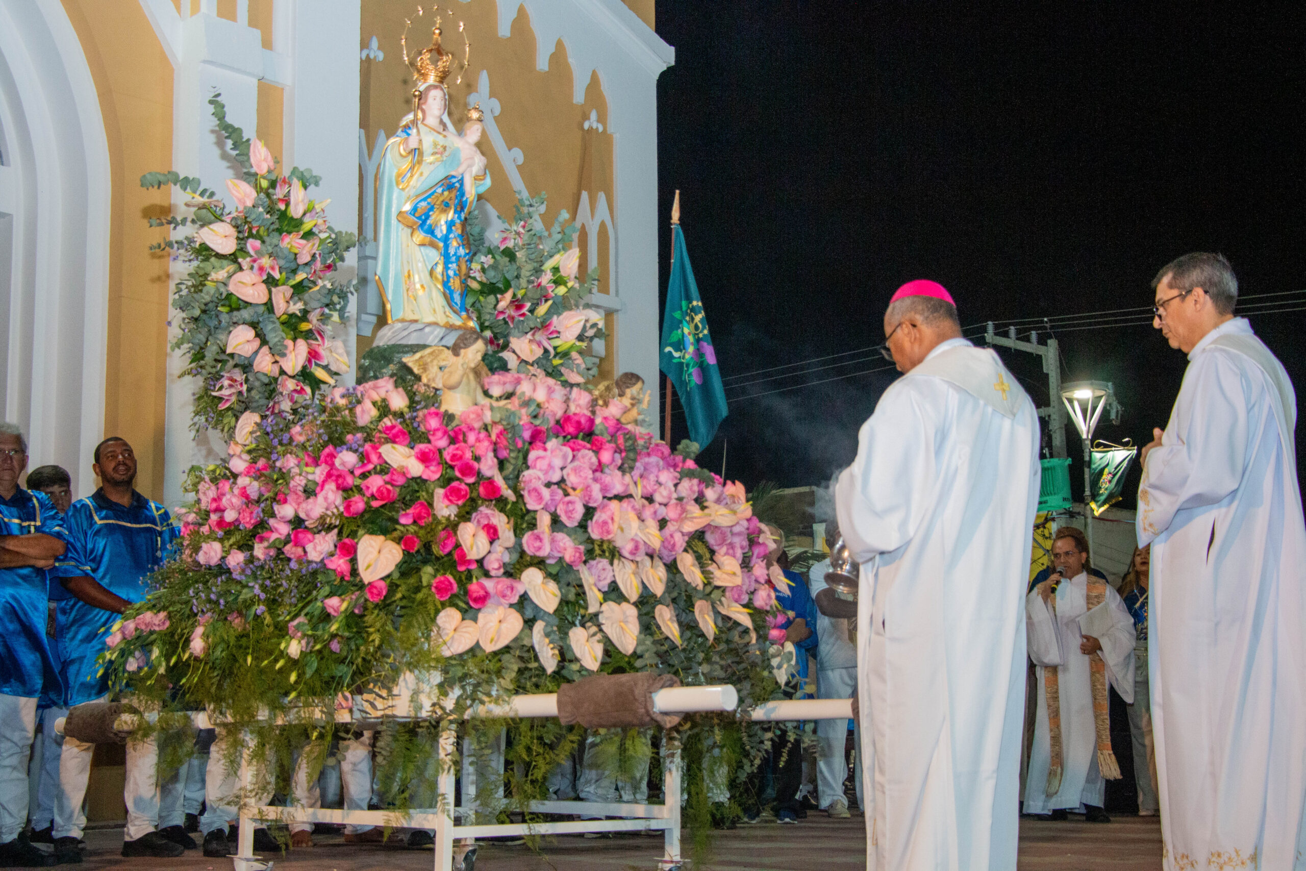 Decoração do andor é uma mística na Festa da Penha em Serra Talhada