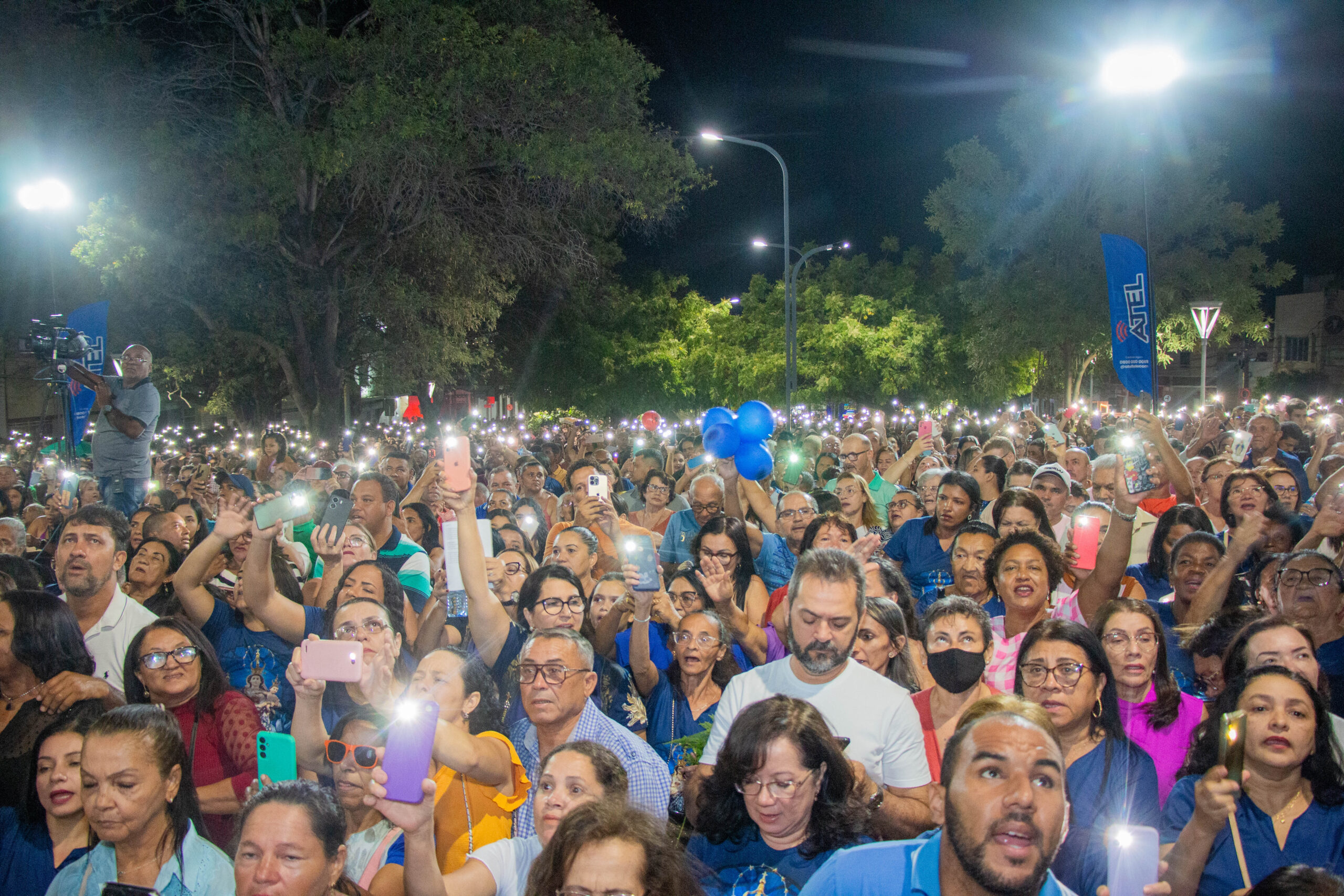 Multidão transforma trajeto num 'mar azul' em ST