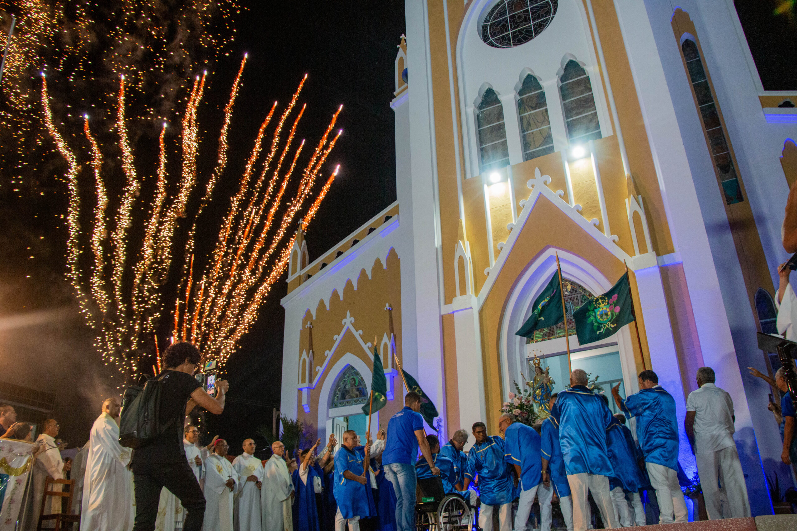 Multidão transforma trajeto num 'mar azul' em ST