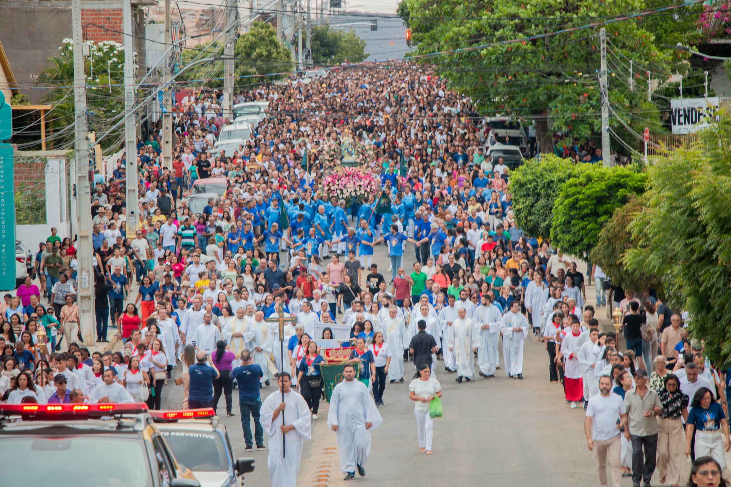 Multidão transforma trajeto num 'mar azul' em ST