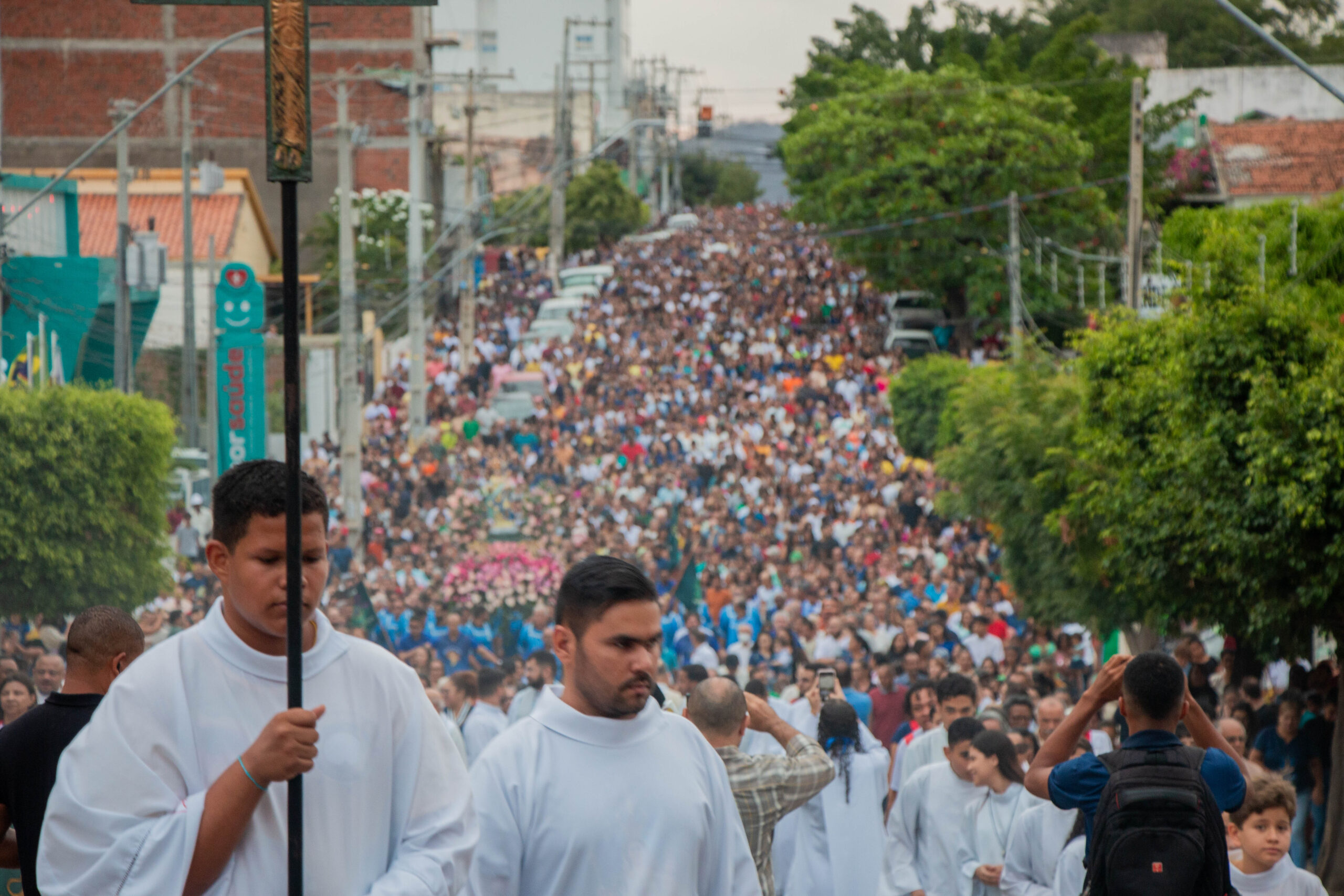 Multidão transforma trajeto num 'mar azul' em ST