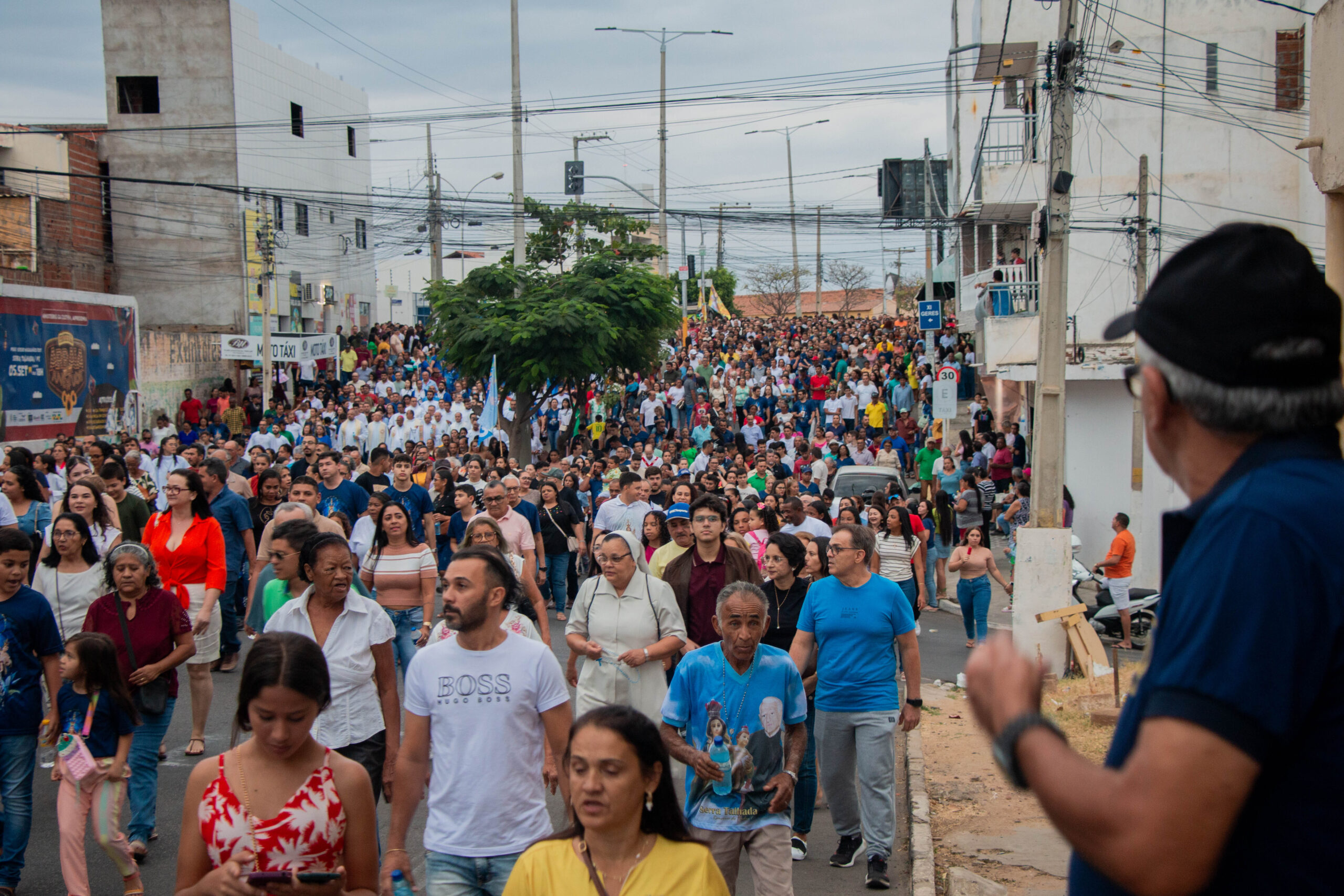 Multidão transforma trajeto num 'mar azul' em ST