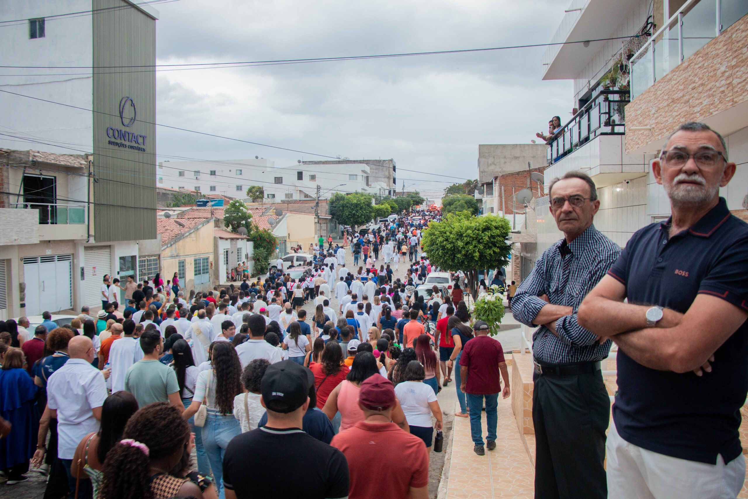 Multidão transforma trajeto num 'mar azul' em ST