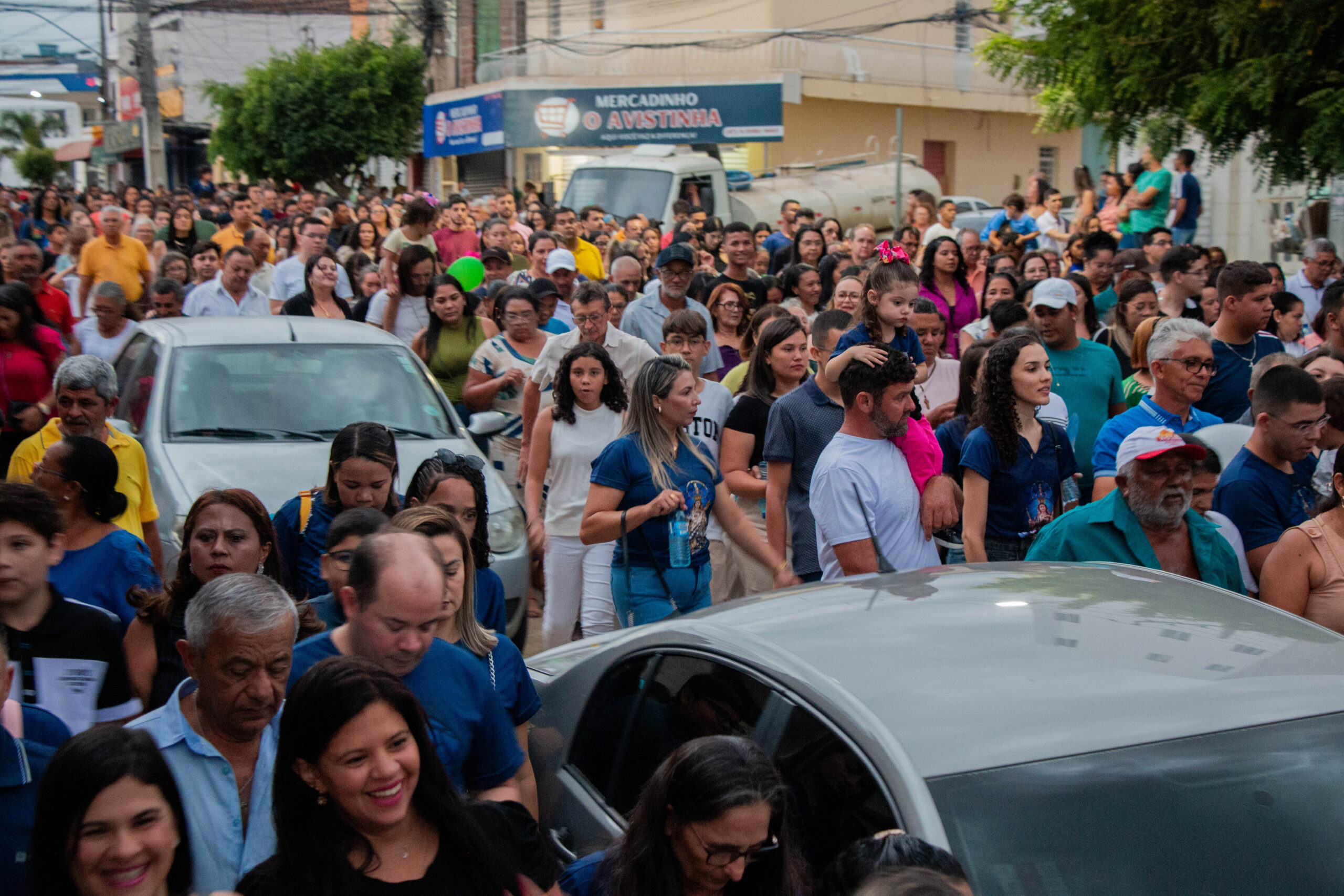 Multidão transforma trajeto num 'mar azul' em ST