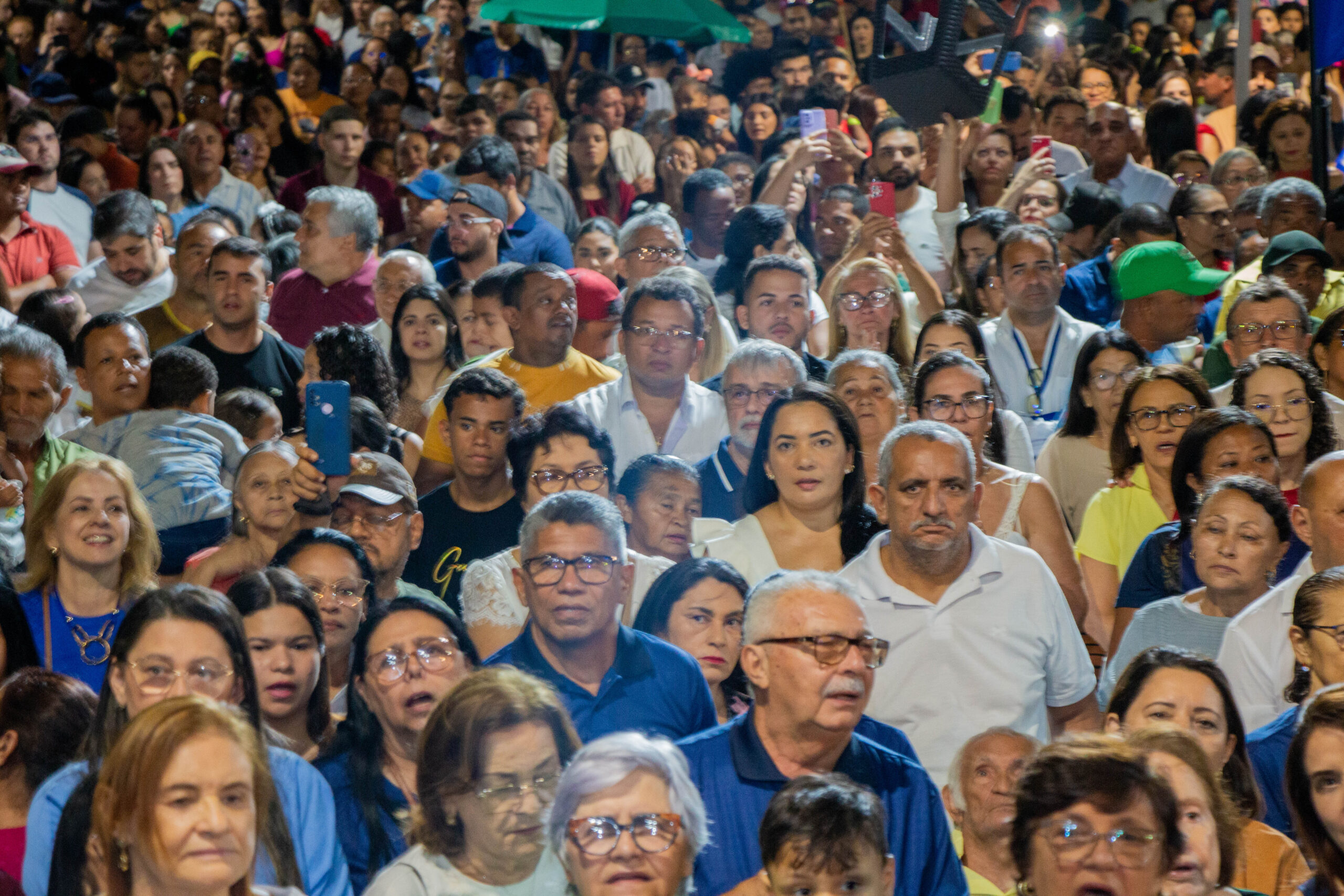 Multidão transforma trajeto num 'mar azul' em ST