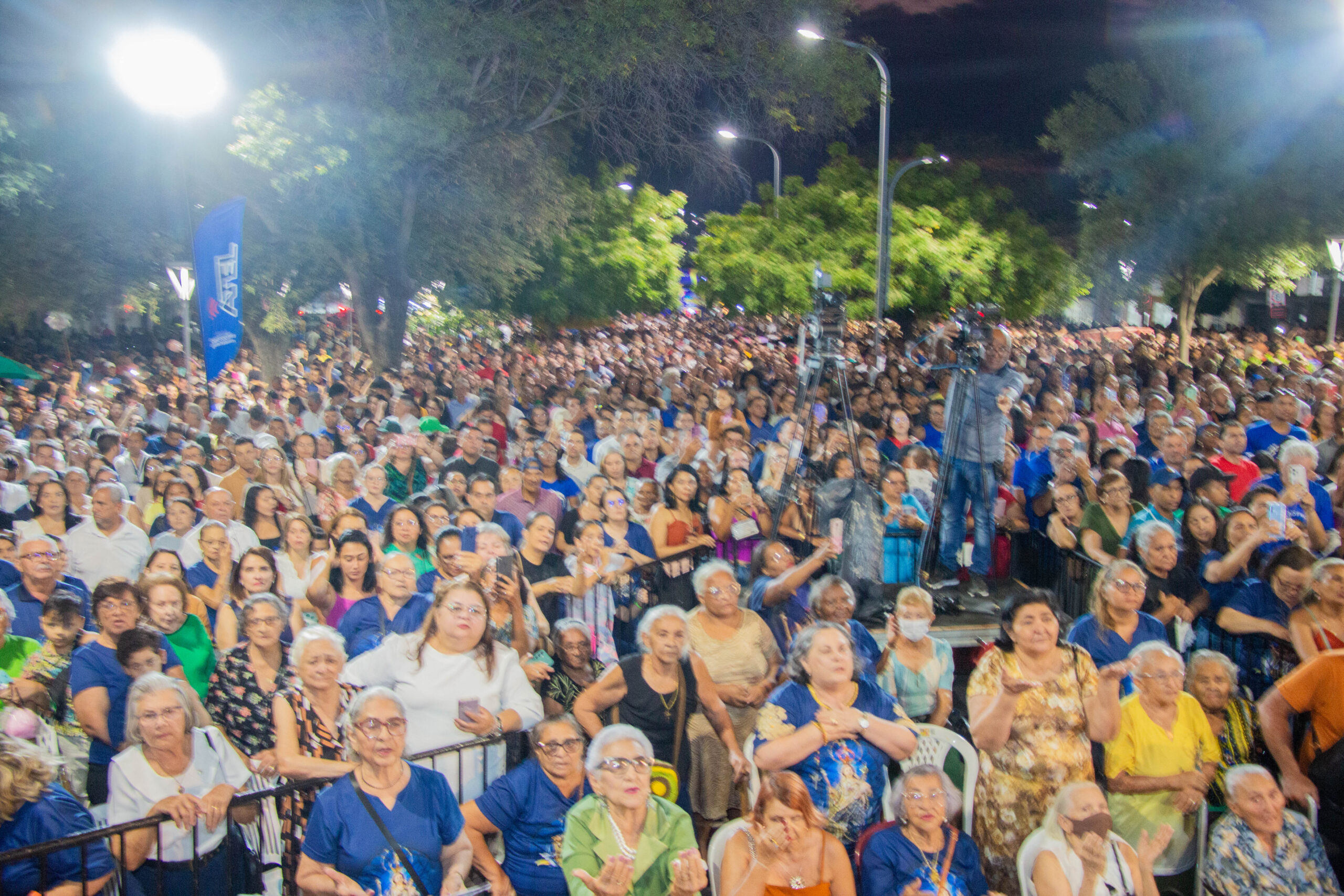 Multidão transforma trajeto num 'mar azul' em Serra Talhada