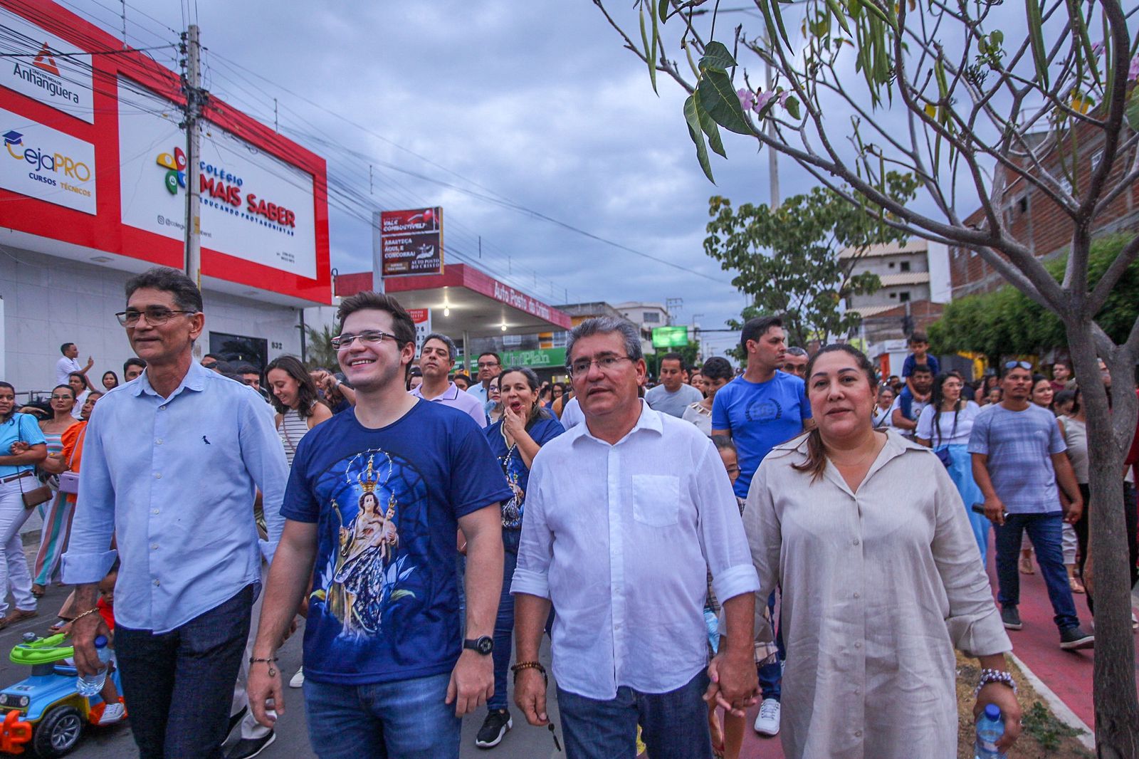 Duque participa da Procissão da Penha ao lado Miguel e Marcus