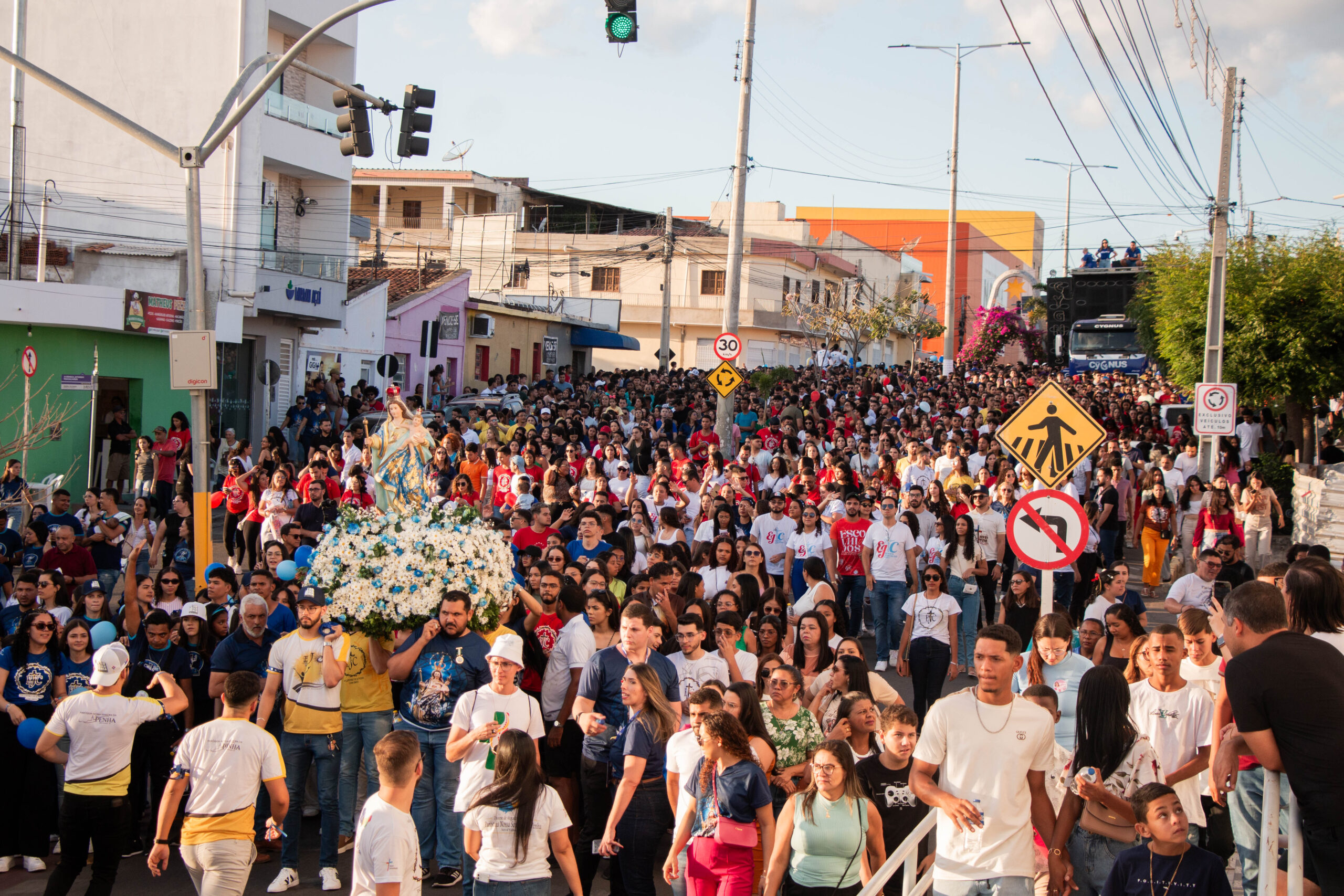 Milhares de jovens cantam e louvam N. Sra. da Penha em ST