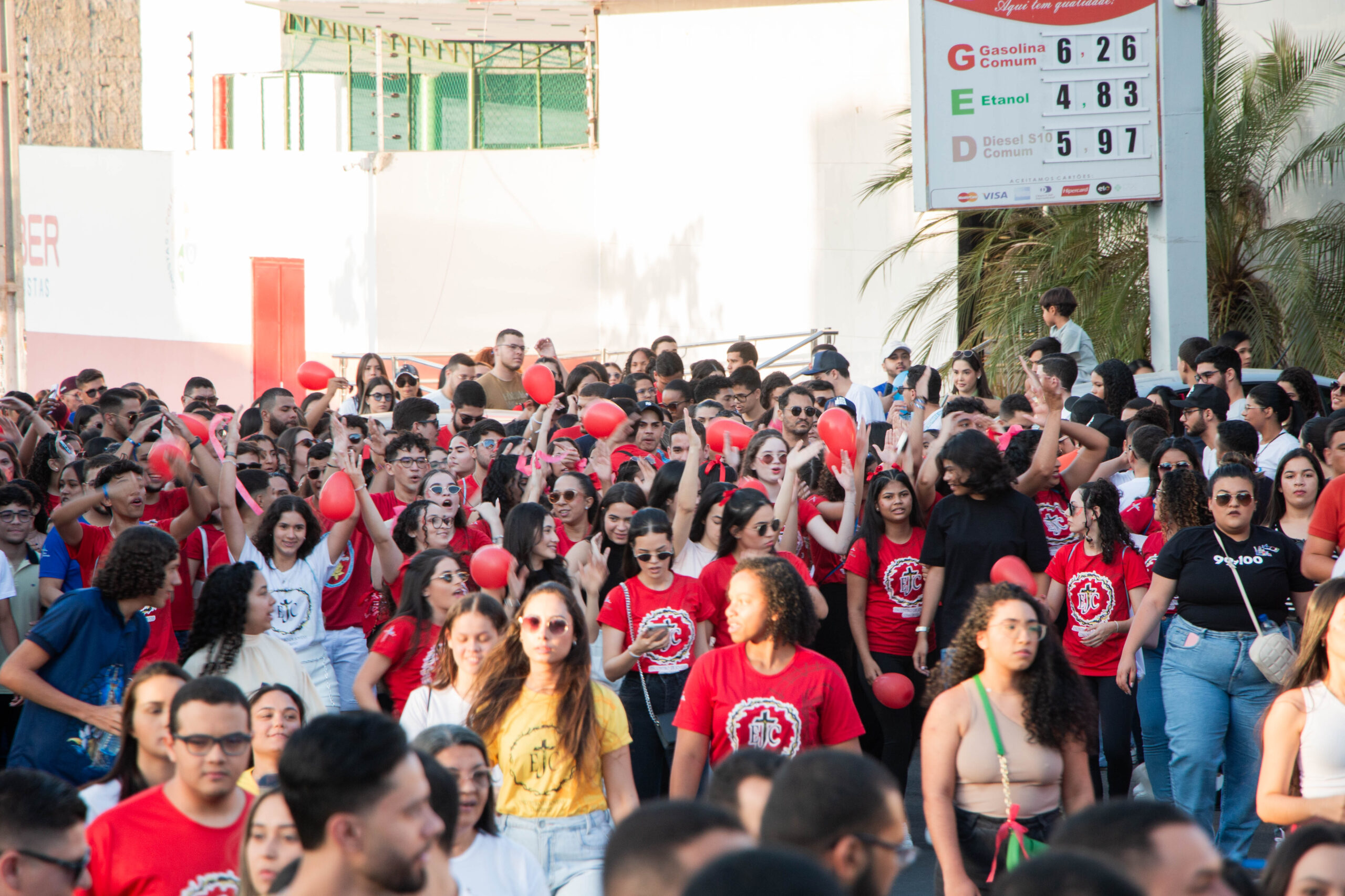 Milhares de jovens cantam e louvam N. Sra. da Penha em ST