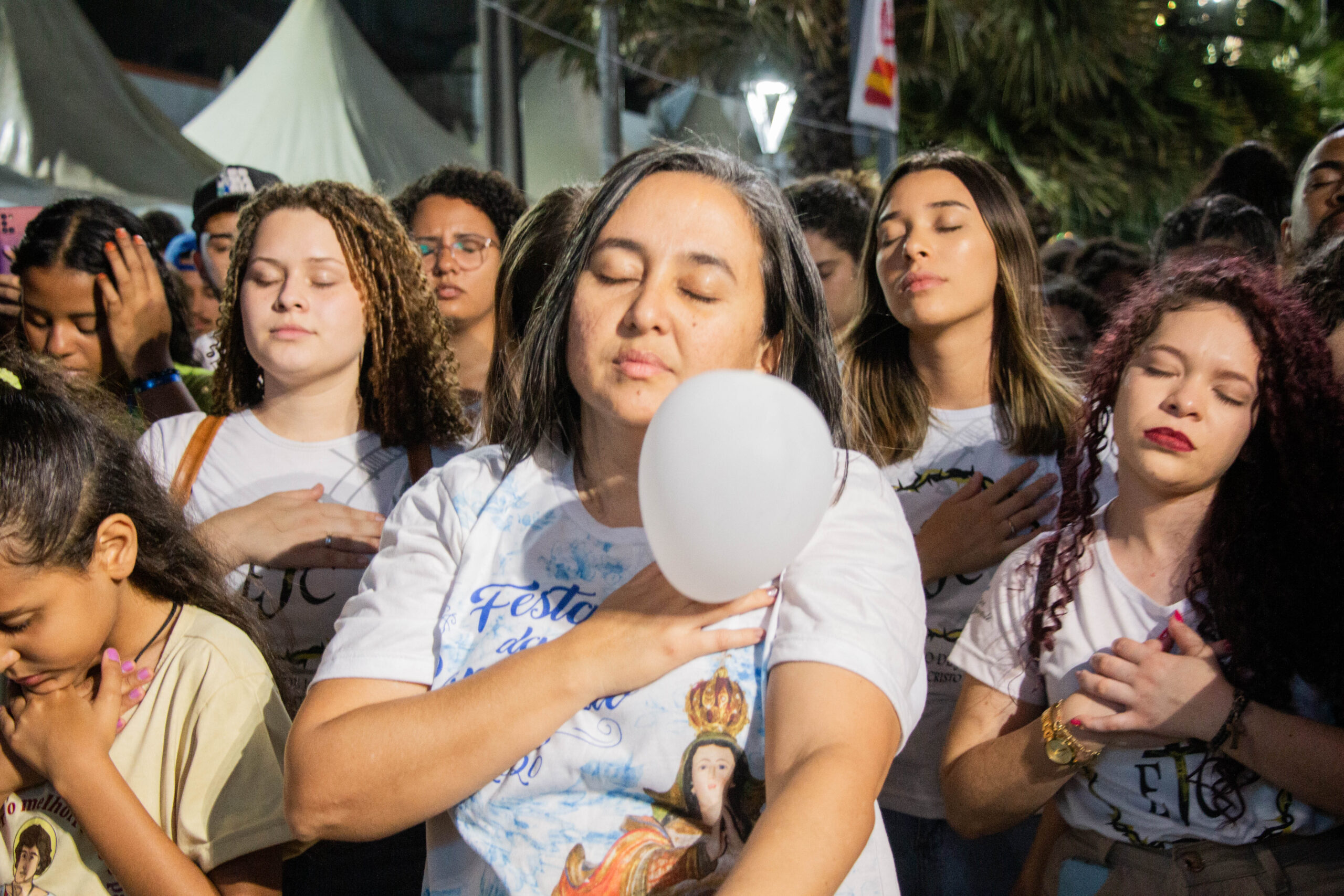 Sanfoneiro cristão faz público se emocionar na Festa da Penha