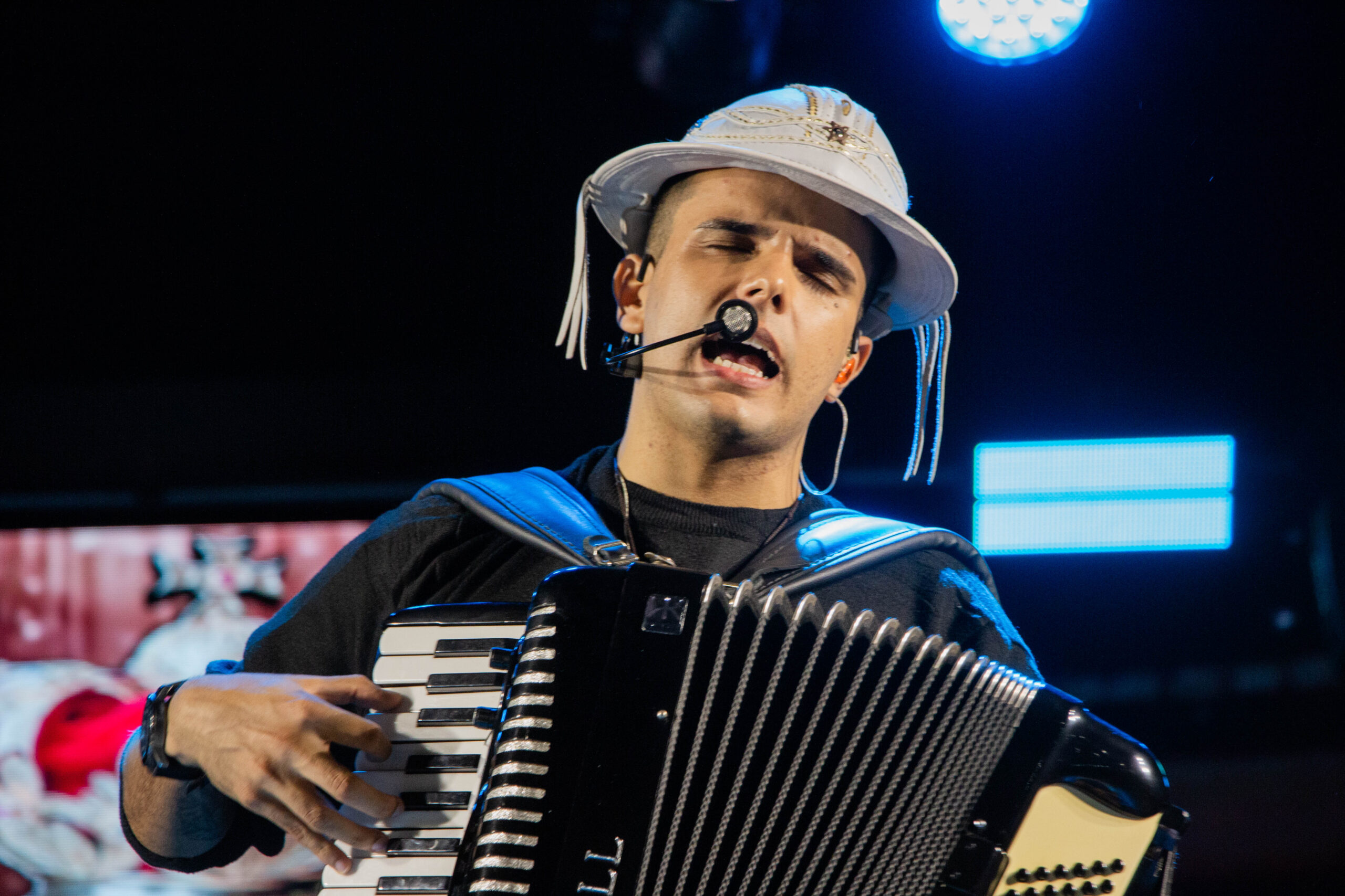 Sanfoneiro cristão faz público se emocionar na Festa da Penha