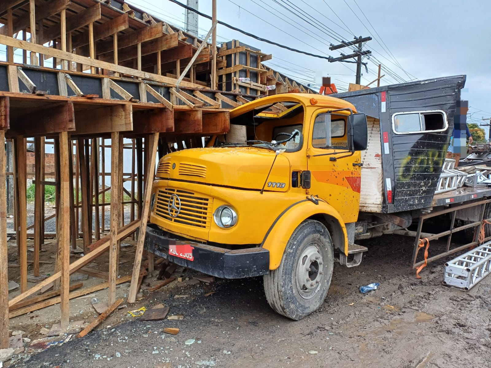 Caminhão colide com passarela e deixa 3 feridos