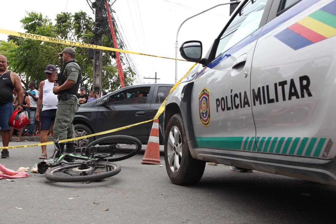 Homem morre em colisão entre ônibus e bicicleta 1 Colisão entre ônibus e bicicleta deixa homem morto - Foto: Davi de Queiroz/Folha de Pernambuco.