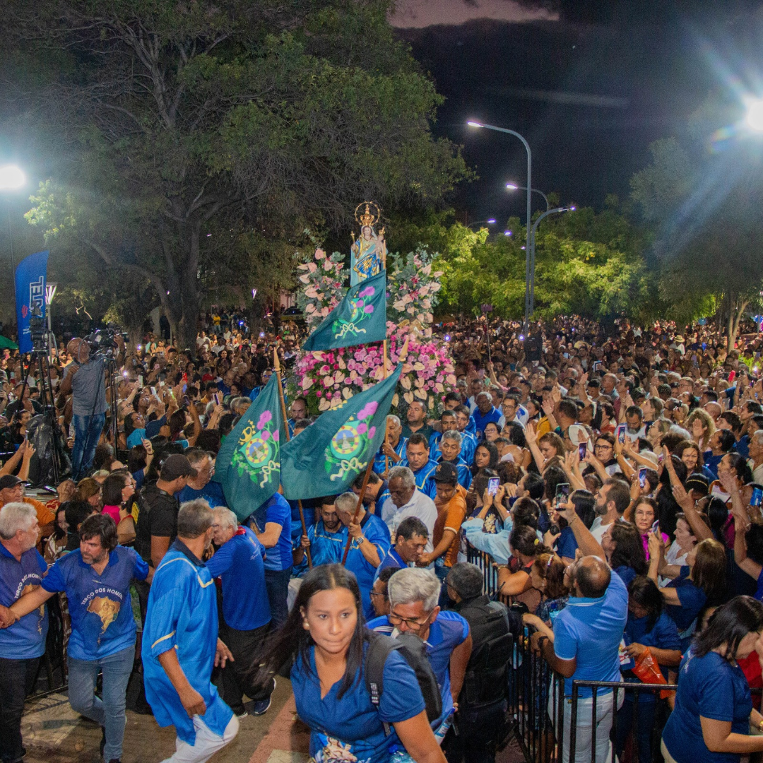 Multidão transforma trajeto num 'mar azul' em Serra Talhada