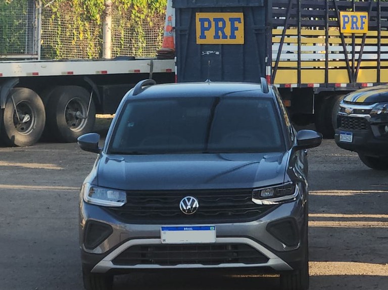 PRF detém casal e recupera carro utilizado em assaltos 1 Foto: PFR/Divulgação