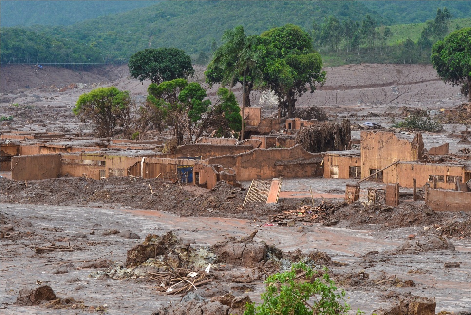 Vítimas do rompimento da barragem de Mariana buscam por "justiça" em Londres 1 Mariana (MG) - Distrito de Bento Rodrigues, em Mariana (MG), atingido pelo rompimento de duas barragens de rejeitos da mineradora Samarco (Antonio Cruz/Agência Brasil)