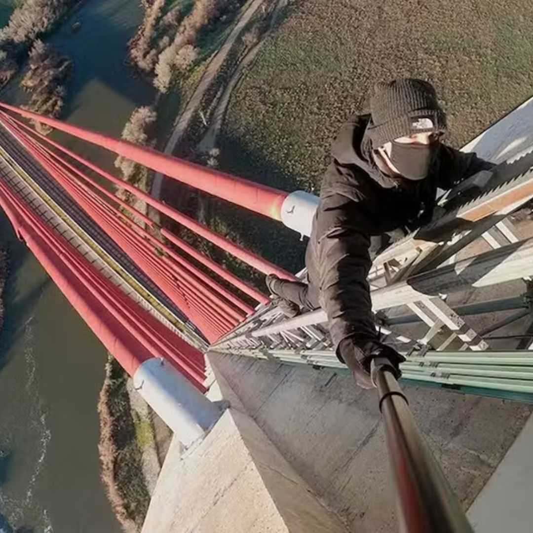Influenciador britânico morre após cair de uma ponte de 200 metros de altura enquanto gravava escalada 1 A ponte Talavera há muito que atrai amantes do risco, influenciadores e criadores de conteúdos que decidem escalá-la mesmo que não seja permitido fazê-lo — Foto: Reprodução