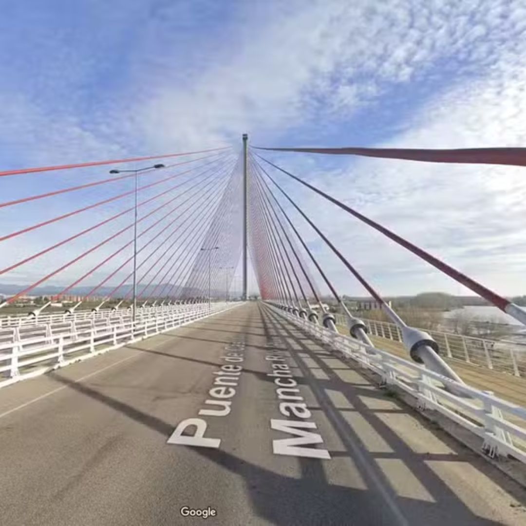 Influenciador britânico morre após cair de uma ponte de 200 metros de altura enquanto gravava escalada 2 Ponte de Castilla-La Mancha, no município de Talavera de la Reina, cerca de 100 km a sudoeste de Madri — Foto: Reprodução/Google Maps