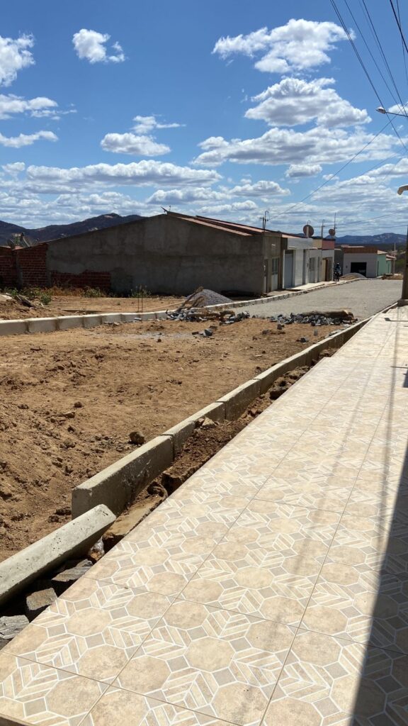 Moradores reclamam de obras inacabadas em ST; secretária rebate