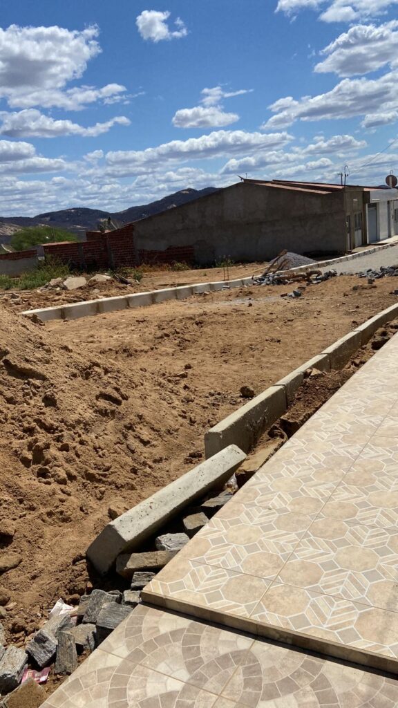 Moradores reclamam de obras inacabadas em ST; secretária rebate