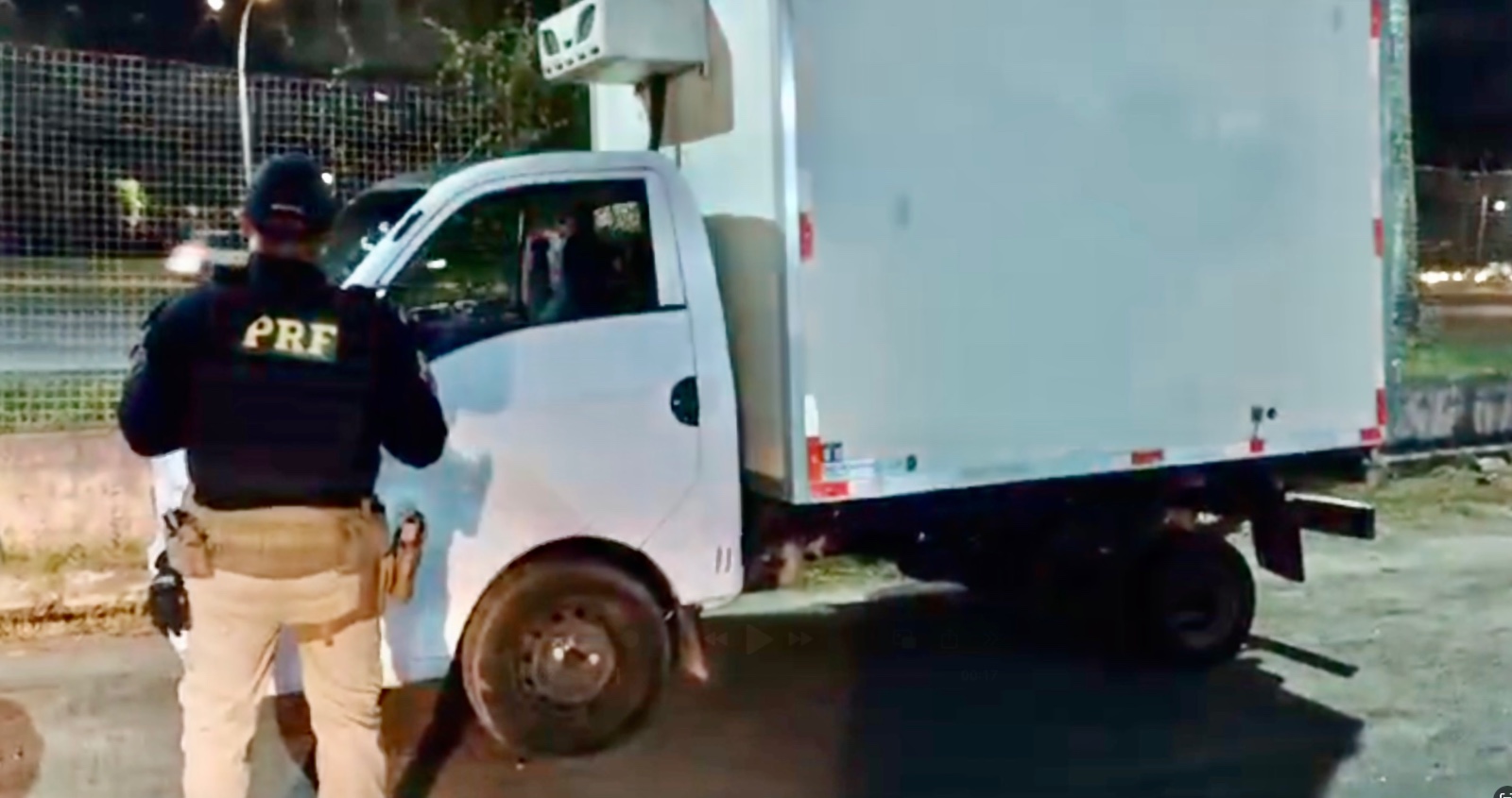 PRF prende suspeitos de assalto a caminhão