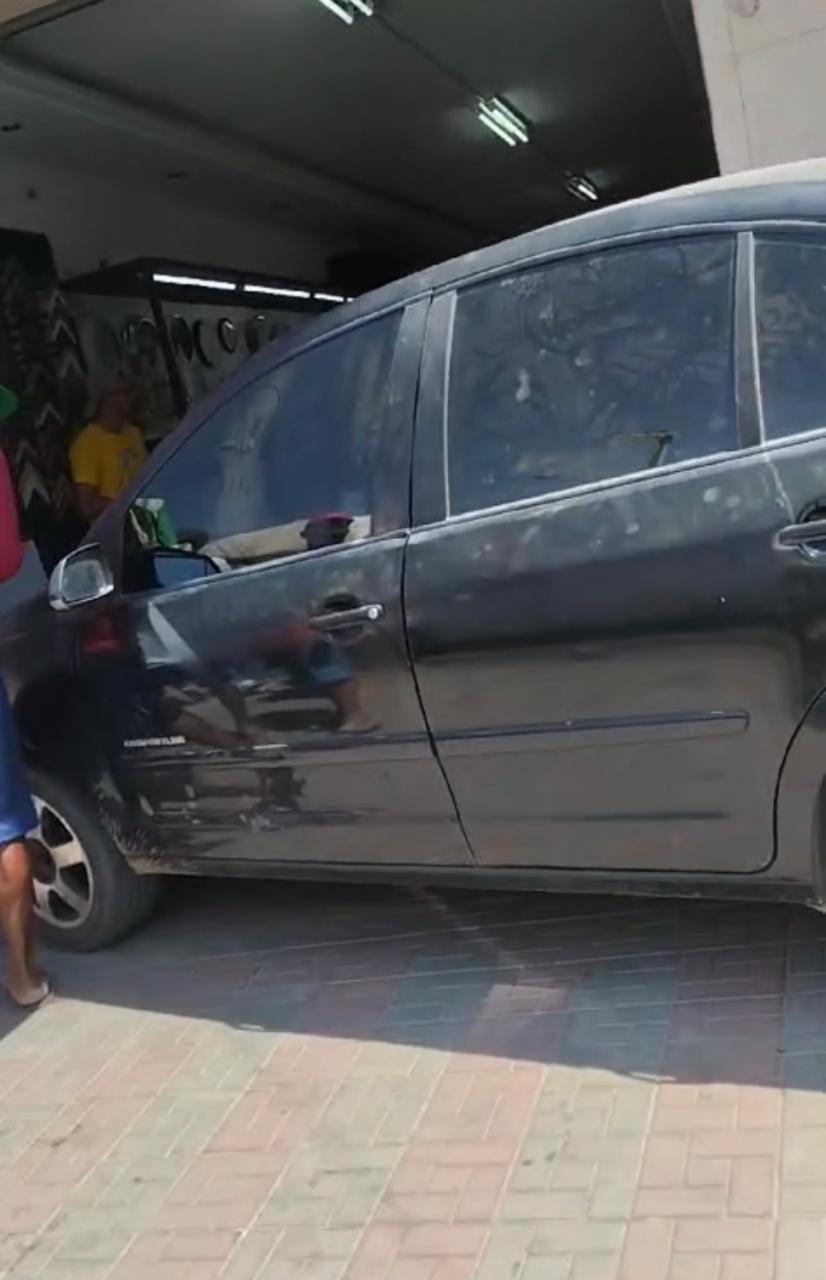 Carro desgovernado invade loja no centro de ST nesta segunda-feira (21)