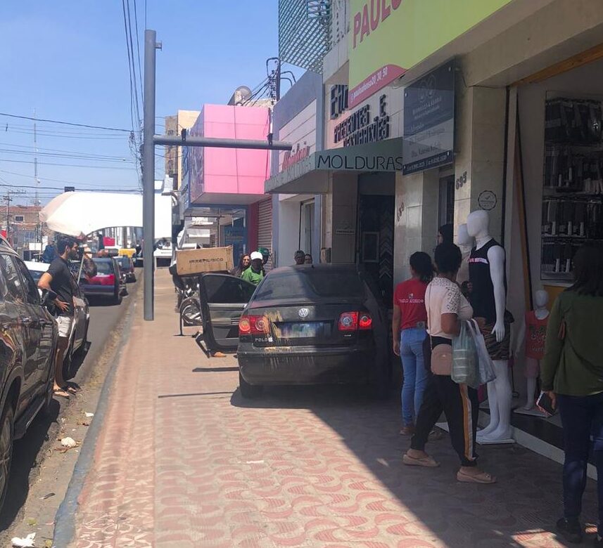 Carro desgovernado invade loja no centro de ST nesta segunda-feira (21)