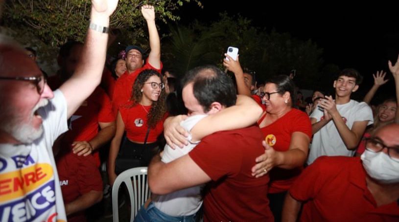 Veja momento da festa da vitória na casa de Márcia neste domingo