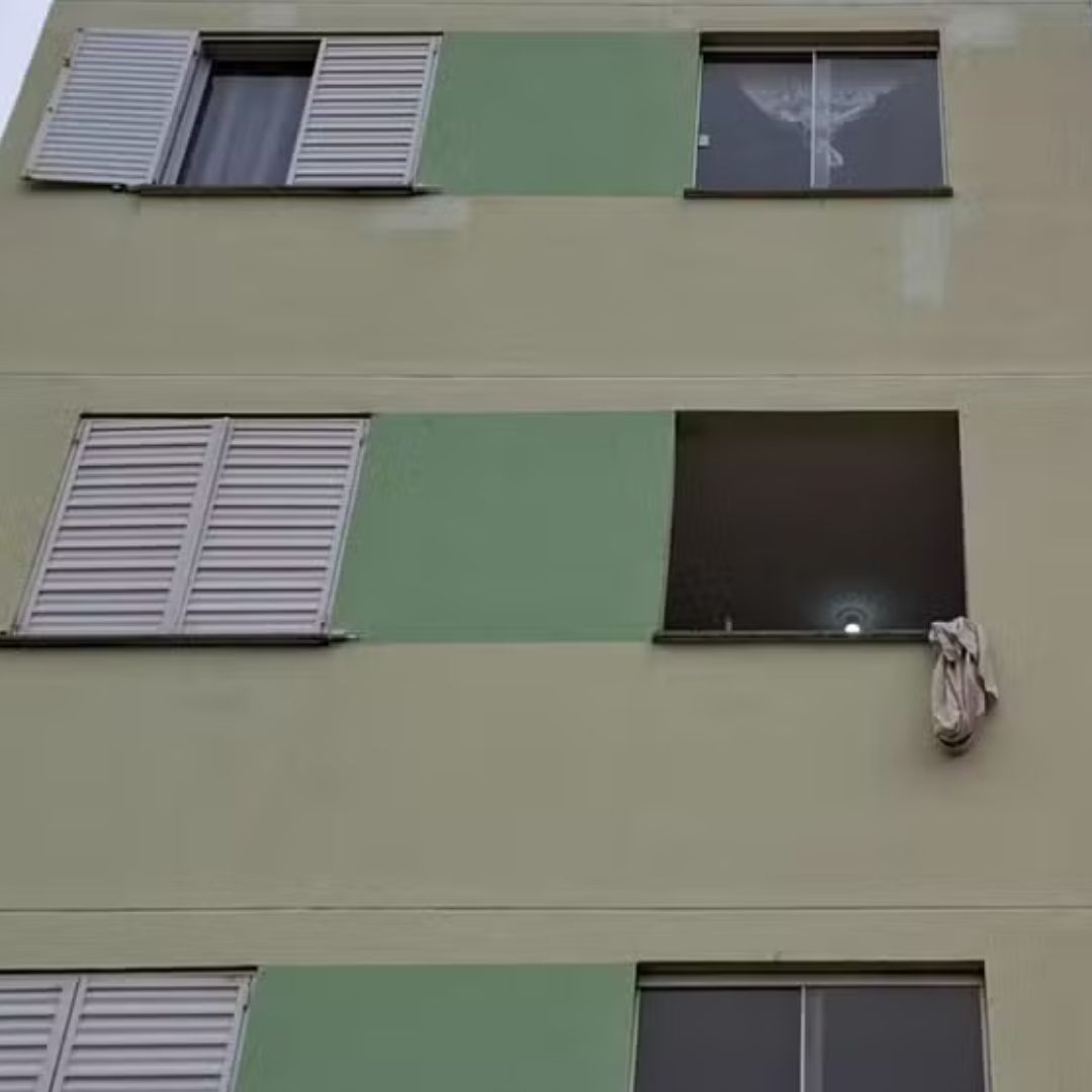 Mulher é jogada do 3° andar de prédio ao cobrar dívida de R$ 500 1 Mulher diz ter sido arremessada pela janela após cobrar dívida de R$ 500. — Foto: Alice Sousa