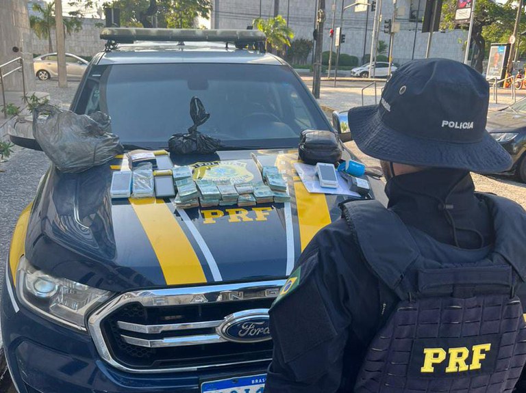PRF apreende R$ 142 mil sem origem comprovada 1 Foto: Divulgação/PRF