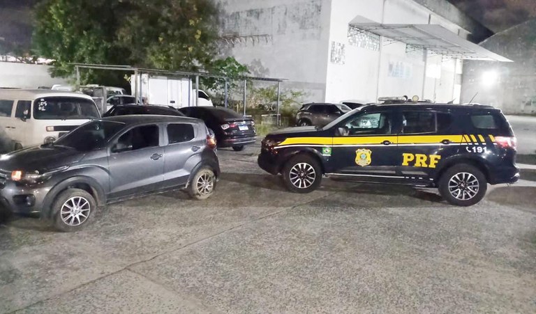 Homem com carro roubado tenta fugir da PRF na BR-232