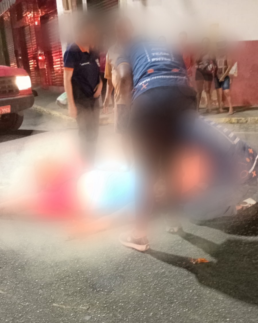 Forte colisão entre motos deixa homem ferido em avenida de ST 1 Forte colisão entre motos deixa homem ferido em avenida de ST