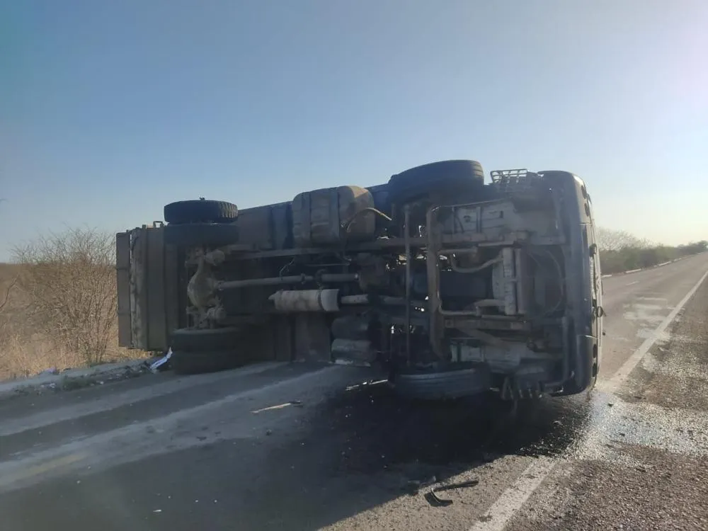 Caminhão de lixo tomba e interdita rodovia federal próximo a ST