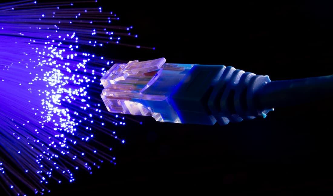 Disputa de fabricantes de fibra pode elevar preço da internet 1 Disputa entre fabricantes de fibra ótica pode elevar preço da internet. Foto: Freepik