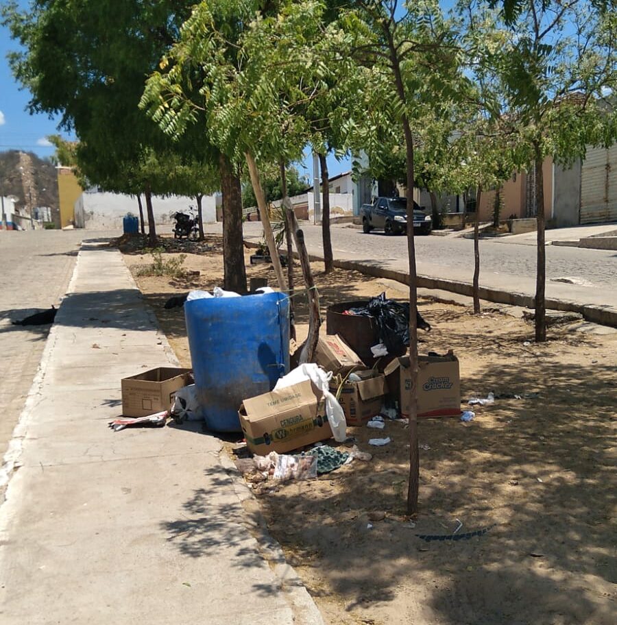 Lixo na praça se acumula e moradores cobram do governo Márcia Conrado