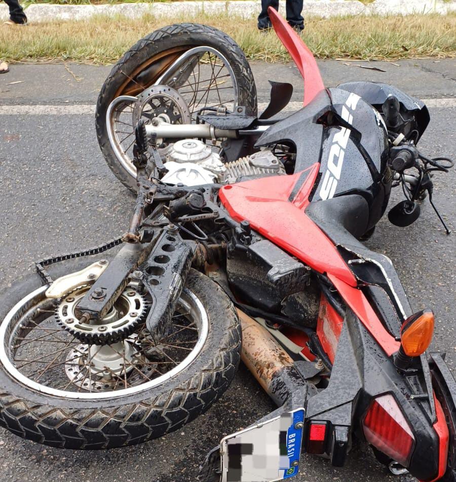 Colisão entre motos deixa 2 feridos na BR-101