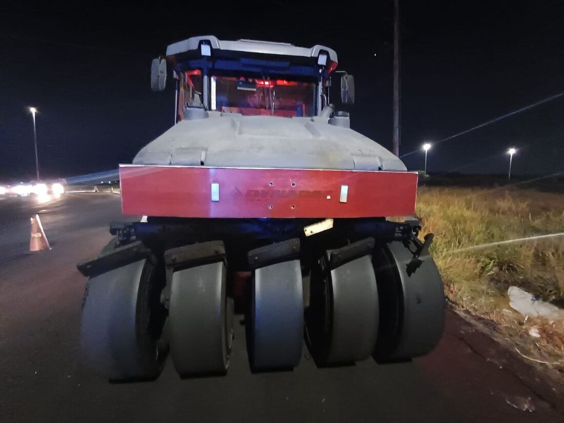 Idoso morre esmagado por rolo compressor na BR-232 1 Idoso morre esmagado por rolo compressor na BR-232 - Foto: PRF/Divulgação