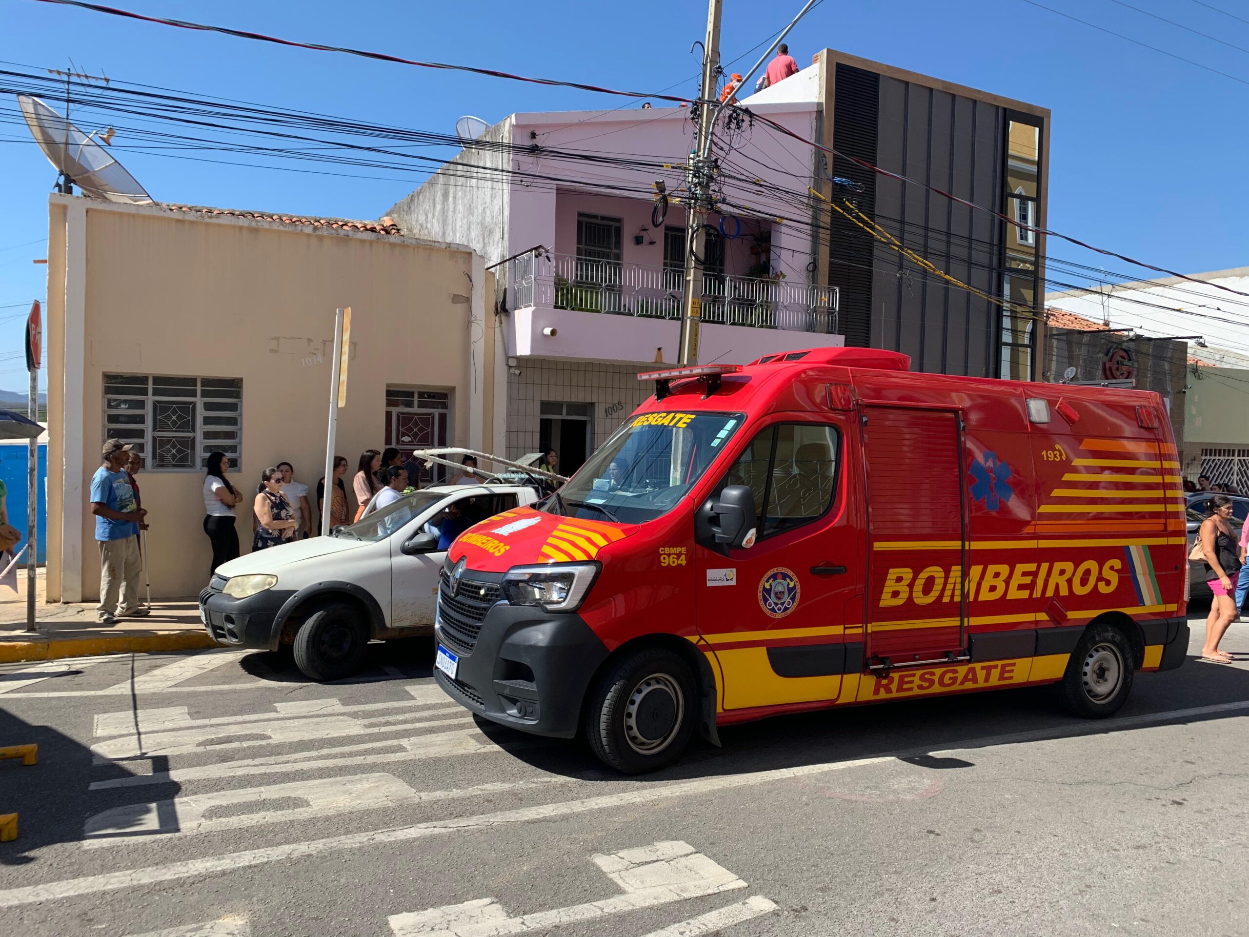 Descarga elétrica em casa fere um homem no Centro de Serra Talhada