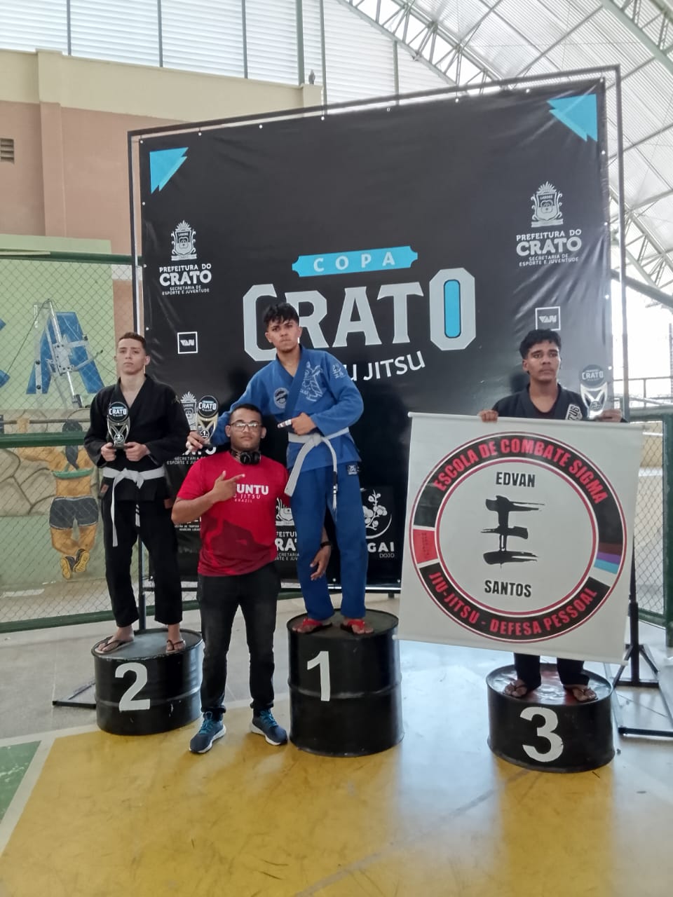 Jovem de ST vence campeonato de jiu-jitsu no Ceará e comemora