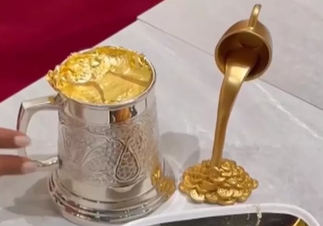 Chá coberto com ouro vendido por R$ 7 mil vira atração de restaurante 1 Chá coberto com ouro vendido por R$ 7 mil vira atração de restaurante - Imagem: Reprodução