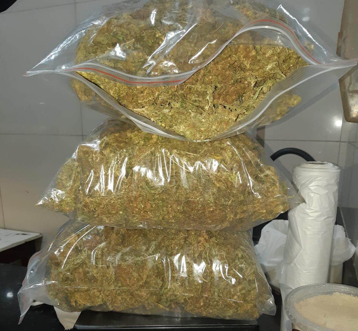 Casal que levava bebê é detido com maconha 1 Casal que transportava bebê é detido com maconha - Foto: Divulgação/PRF
